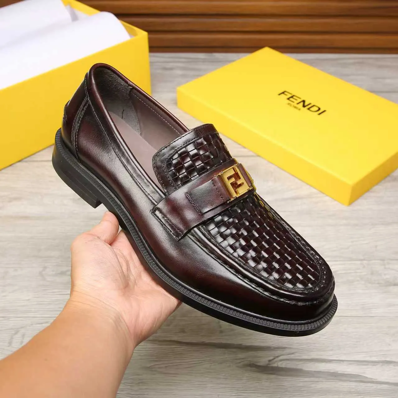 Men's men's shoes 💰 540 💰 Water dyed cowhide 🆘 The latest FENDI ( Fendi ) new casual leather shoes 🕶️🕶️ Simple routing effect, showing an elegant and cool driving shoe 🎬Made of Italian 🇮🇹 imported calfskin + first-layer water-dyed cowhide lining🐂Excellent material🎬Detailed workmanship 🤗Comfortable foot feel➰➰. ​Pair it with any outfit to show your taste and temperament, low-key luxury ♻️Design ​simple and elegant ​noble and fashionable 🍃​Very loved and favored by trendy men 💓❤️Size: 38-44 2⃣️colors available